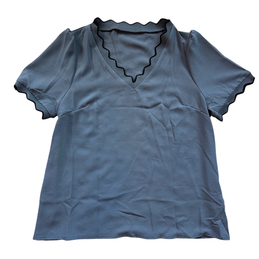 Women’s Gray Scallop Trim V-Neck Blouse Short Sleeve dressy top Size Large NEW